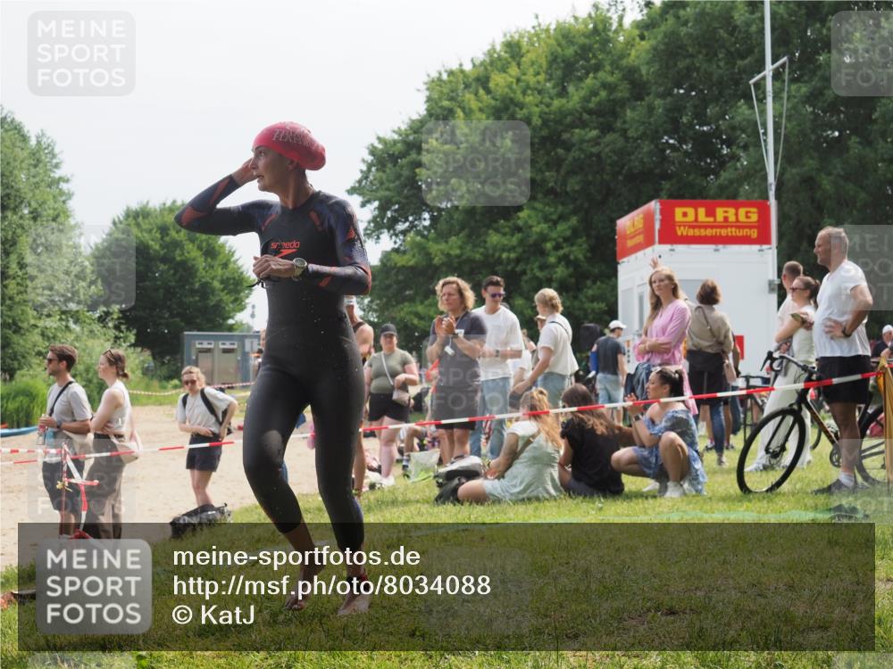 15.06.2025 - 27. Vierlanden-Triathlon KatJ http://msf.ph/oto/8034088 15.06.2025 11:17:18 Schwimmen 911, 944, 945, 979 meine-sportfotos.de