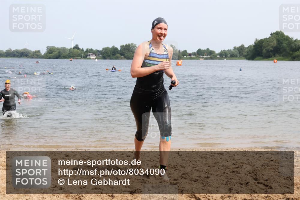 15.06.2025 - 27. Vierlanden-Triathlon Lena Gebhardt http://msf.ph/oto/8034090 15.06.2025 11:19:02 Schwimmen 876, 942 meine-sportfotos.de