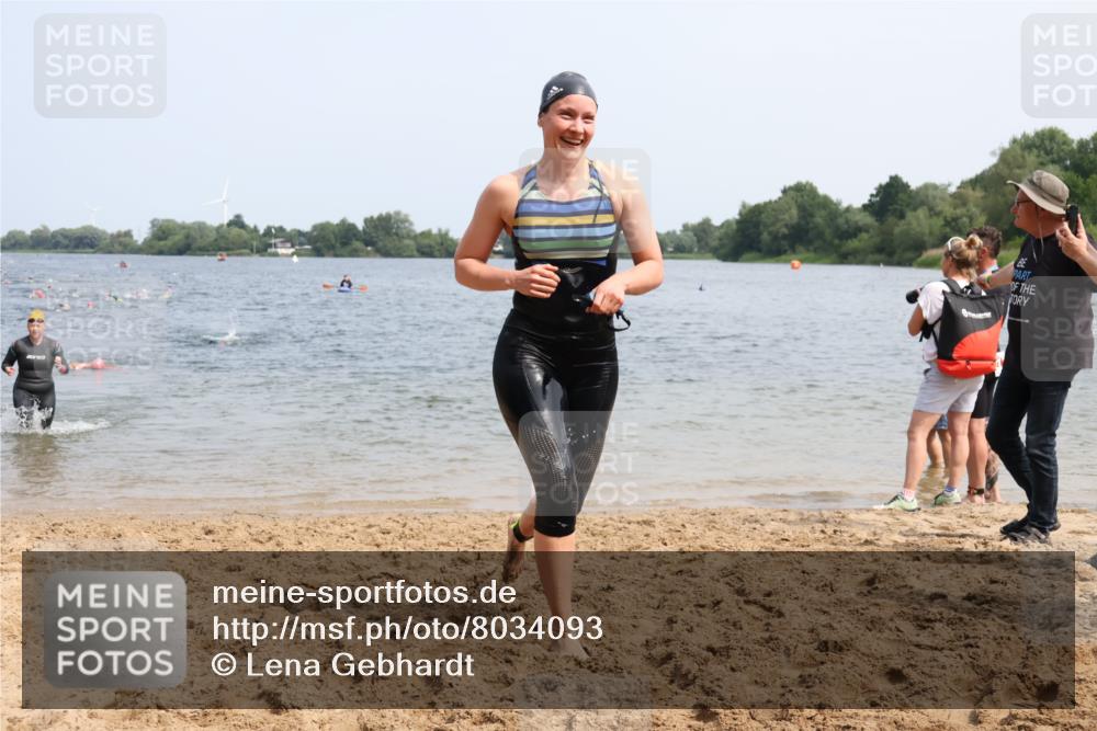 15.06.2025 - 27. Vierlanden-Triathlon Lena Gebhardt http://msf.ph/oto/8034093 15.06.2025 11:19:02 Schwimmen 876, 942 meine-sportfotos.de