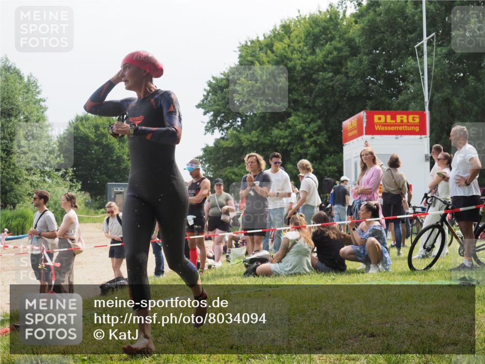 15.06.2025 - 27. Vierlanden-Triathlon KatJ http://msf.ph/oto/8034094 15.06.2025 11:17:18 Schwimmen 911, 944, 945, 979 meine-sportfotos.de