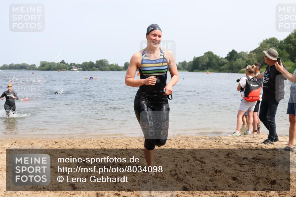 15.06.2025 - 27. Vierlanden-Triathlon Lena Gebhardt http://msf.ph/oto/8034098 15.06.2025 11:19:02 Schwimmen 876, 942 meine-sportfotos.de