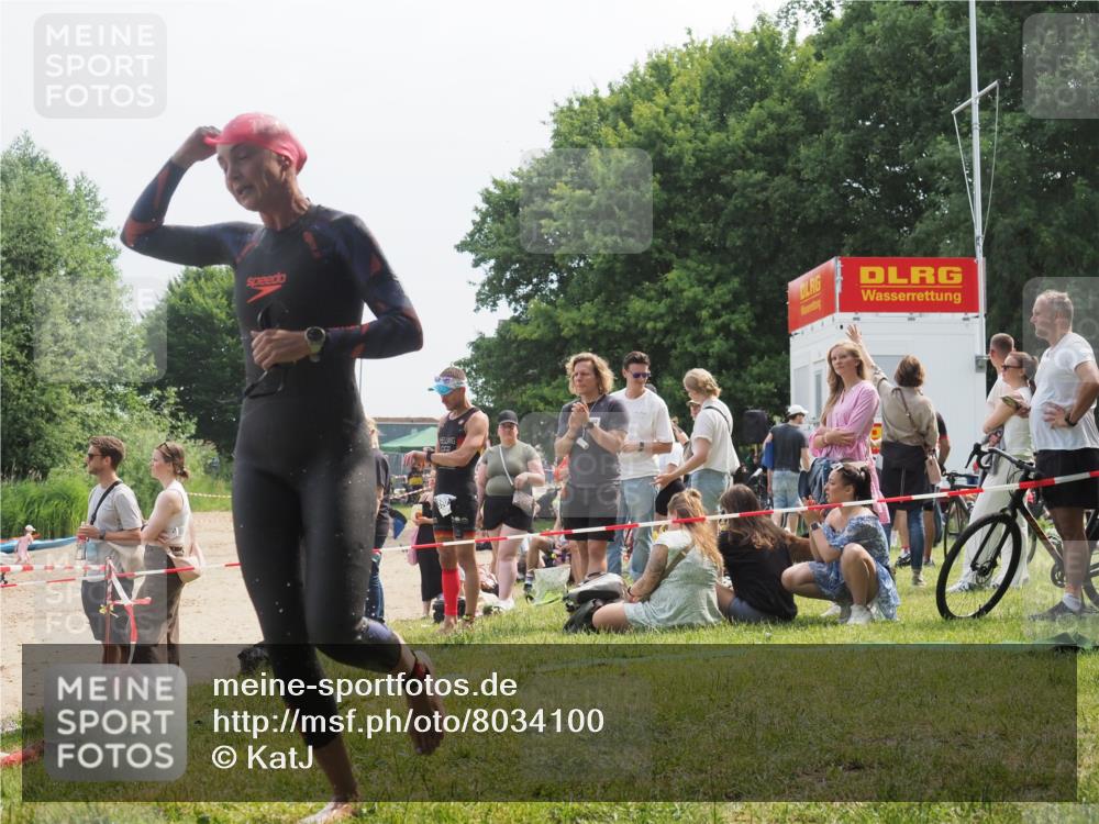 15.06.2025 - 27. Vierlanden-Triathlon KatJ http://msf.ph/oto/8034100 15.06.2025 11:17:18 Schwimmen 911, 944, 945, 979 meine-sportfotos.de