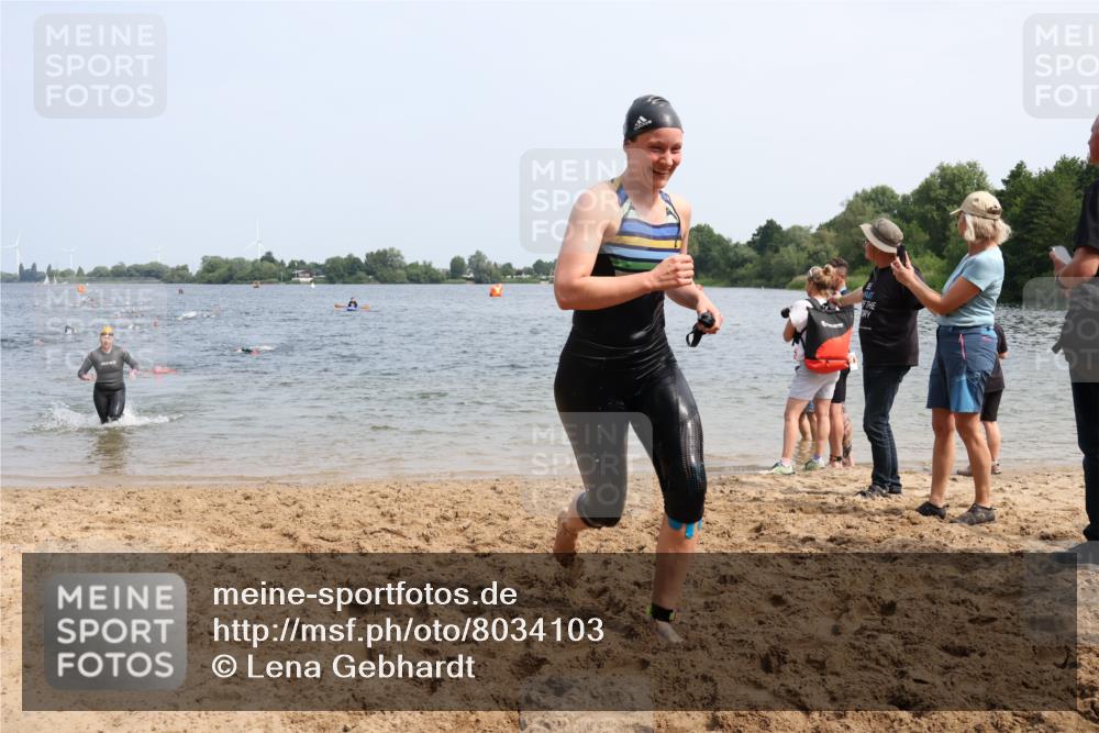 15.06.2025 - 27. Vierlanden-Triathlon Lena Gebhardt http://msf.ph/oto/8034103 15.06.2025 11:19:03 Schwimmen 876, 942 meine-sportfotos.de