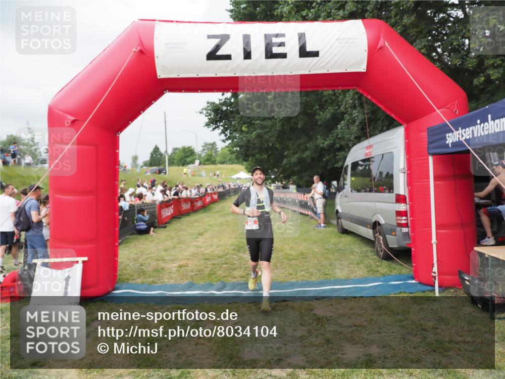 21.06.2025 - 27. Vierlanden-Triathlon MichiJ http://msf.ph/oto/8034104 15.06.2026 12:57:11 Ziel 86 meine-sportfotos.de