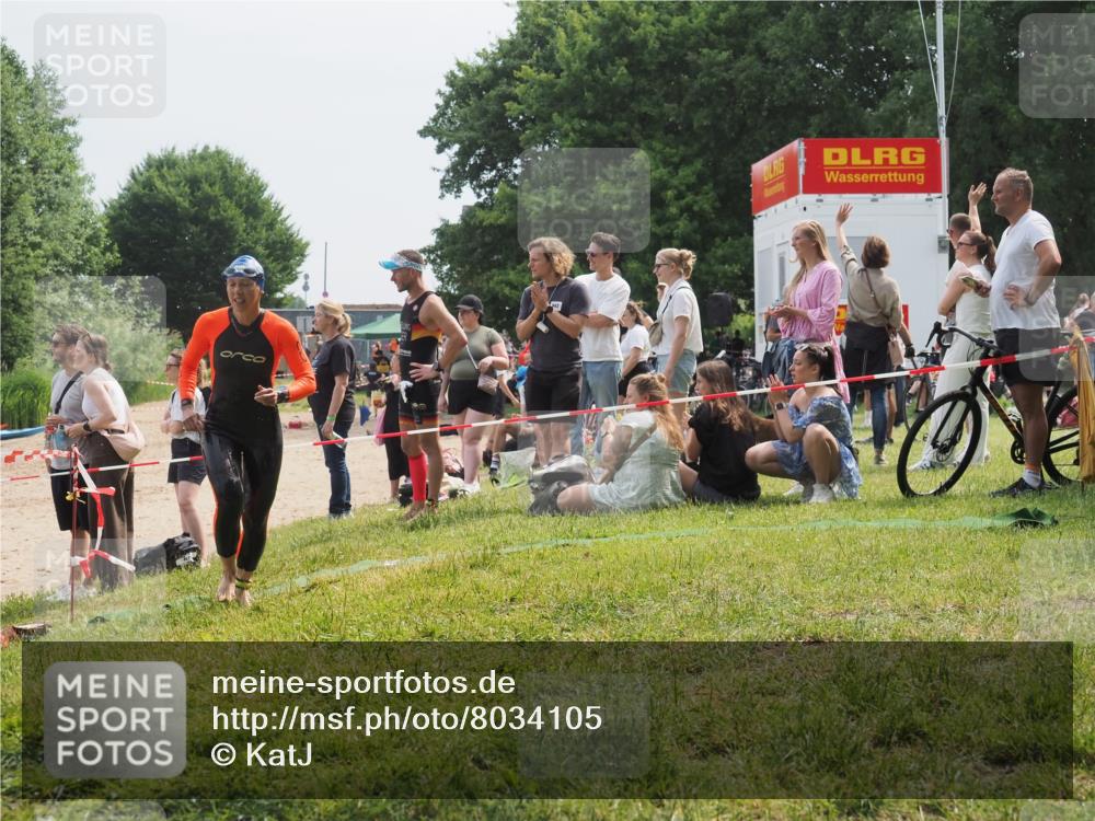 15.06.2025 - 27. Vierlanden-Triathlon KatJ http://msf.ph/oto/8034105 15.06.2025 11:17:25 Schwimmen 911, 944 meine-sportfotos.de