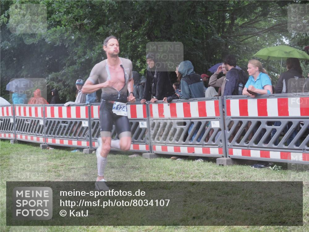 21.06.2025 - 27. Vierlanden-Triathlon KatJ http://msf.ph/oto/8034107 15.06.2025 13:47:29 Ziel 1118, 1124, 1145 meine-sportfotos.de