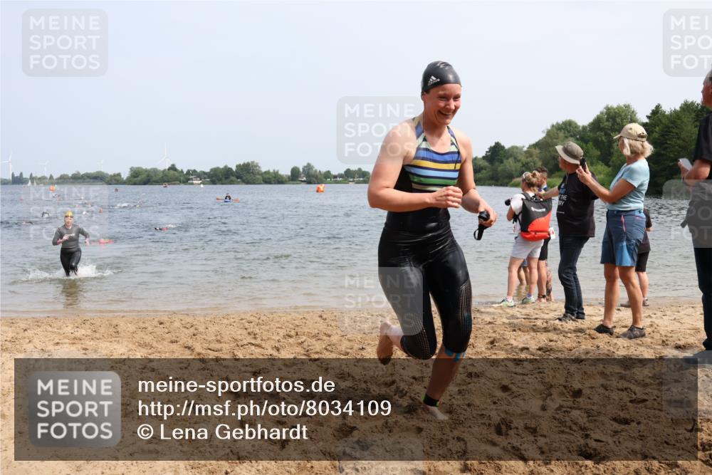 15.06.2025 - 27. Vierlanden-Triathlon Lena Gebhardt http://msf.ph/oto/8034109 15.06.2025 11:19:03 Schwimmen 876, 942 meine-sportfotos.de