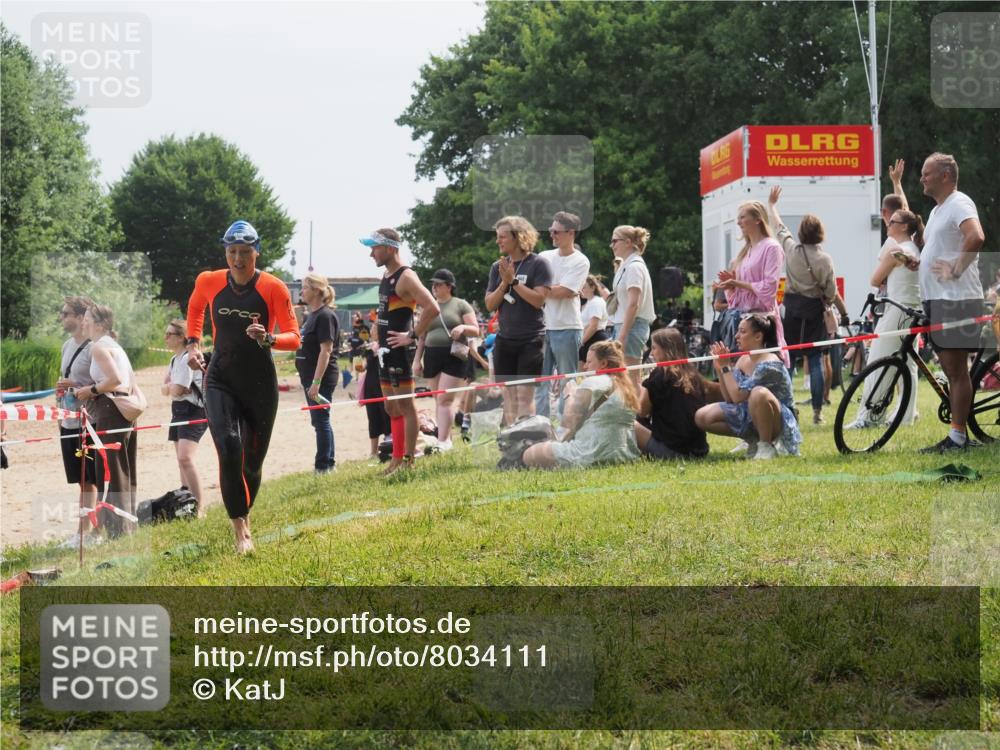 15.06.2025 - 27. Vierlanden-Triathlon KatJ http://msf.ph/oto/8034111 15.06.2025 11:17:25 Schwimmen 911, 944 meine-sportfotos.de