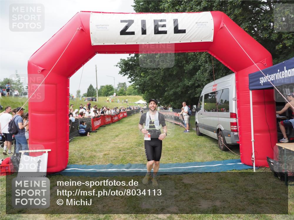 21.06.2025 - 27. Vierlanden-Triathlon MichiJ http://msf.ph/oto/8034113 15.06.2026 12:57:12 Ziel 86 meine-sportfotos.de