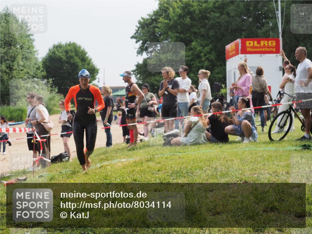 15.06.2025 - 27. Vierlanden-Triathlon KatJ http://msf.ph/oto/8034114 15.06.2025 11:17:25 Schwimmen 911, 944 meine-sportfotos.de