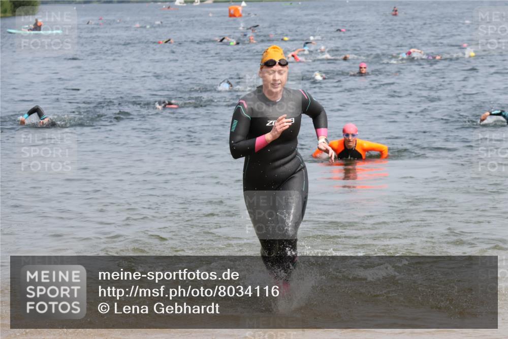 15.06.2025 - 27. Vierlanden-Triathlon Lena Gebhardt http://msf.ph/oto/8034116 15.06.2025 11:19:04 Schwimmen 876, 942 meine-sportfotos.de