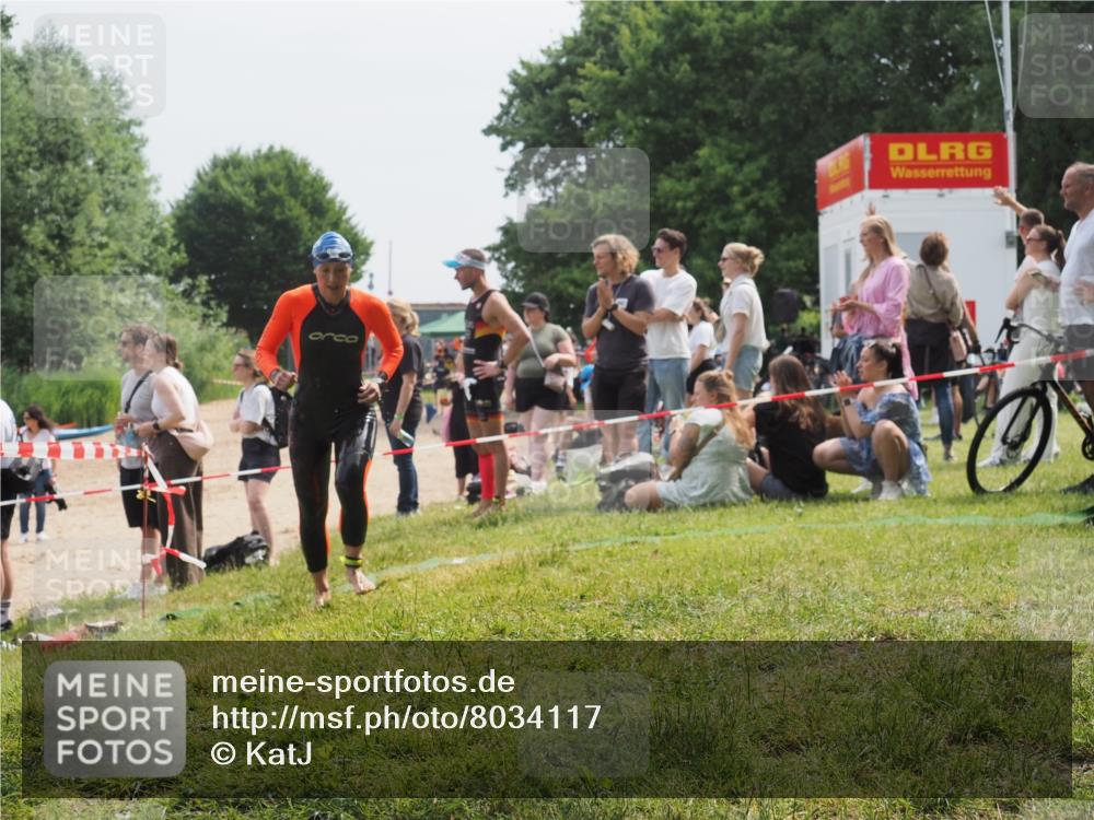 15.06.2025 - 27. Vierlanden-Triathlon KatJ http://msf.ph/oto/8034117 15.06.2025 11:17:25 Schwimmen 911, 944 meine-sportfotos.de