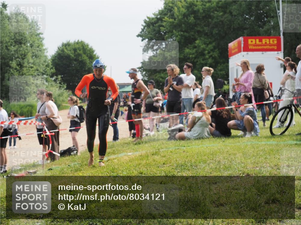 15.06.2025 - 27. Vierlanden-Triathlon KatJ http://msf.ph/oto/8034121 15.06.2025 11:17:25 Schwimmen 911, 944 meine-sportfotos.de