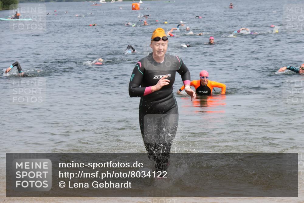 15.06.2025 - 27. Vierlanden-Triathlon Lena Gebhardt http://msf.ph/oto/8034122 15.06.2025 11:19:04 Schwimmen 876, 942 meine-sportfotos.de