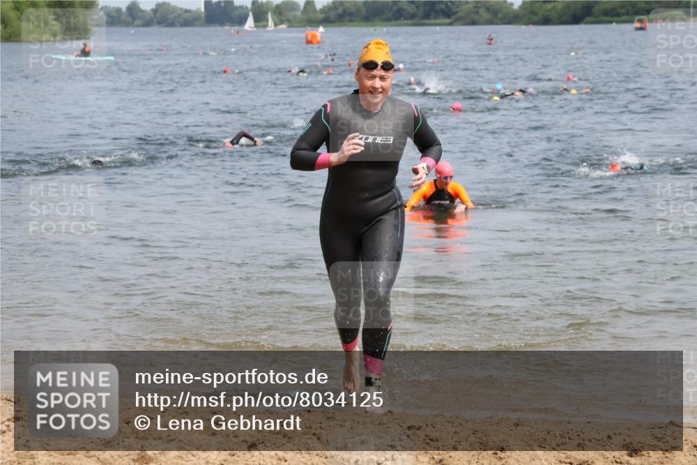 15.06.2025 - 27. Vierlanden-Triathlon Lena Gebhardt http://msf.ph/oto/8034125 15.06.2025 11:19:05 Schwimmen 876, 942 meine-sportfotos.de
