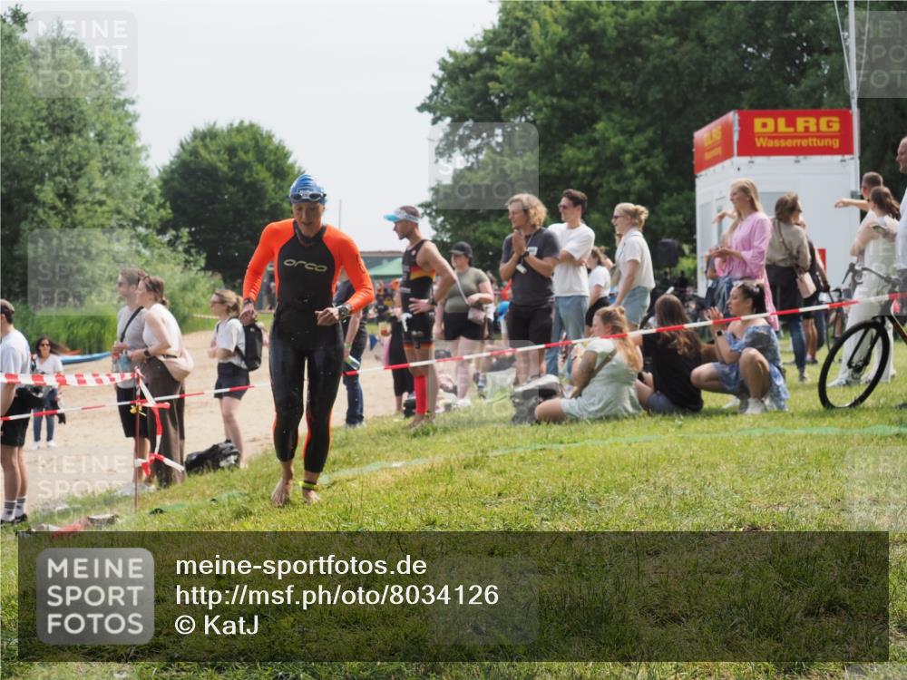 15.06.2025 - 27. Vierlanden-Triathlon KatJ http://msf.ph/oto/8034126 15.06.2025 11:17:26 Schwimmen 911, 944 meine-sportfotos.de