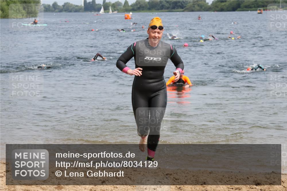 15.06.2025 - 27. Vierlanden-Triathlon Lena Gebhardt http://msf.ph/oto/8034129 15.06.2025 11:19:05 Schwimmen 876, 942 meine-sportfotos.de