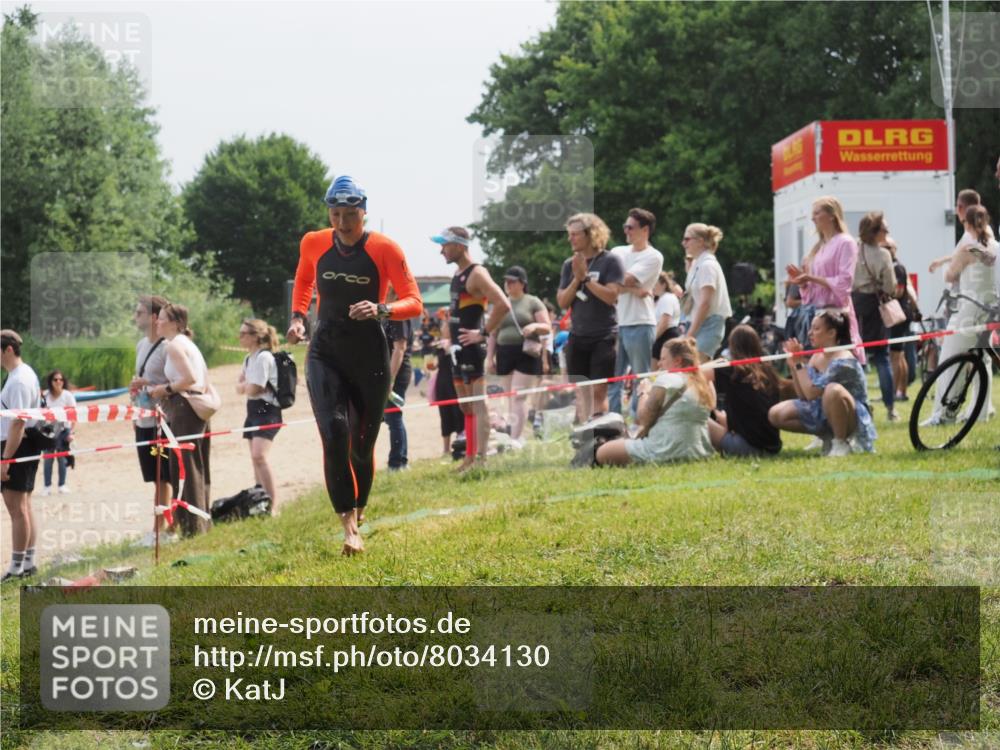 15.06.2025 - 27. Vierlanden-Triathlon KatJ http://msf.ph/oto/8034130 15.06.2025 11:17:26 Schwimmen 911, 944 meine-sportfotos.de