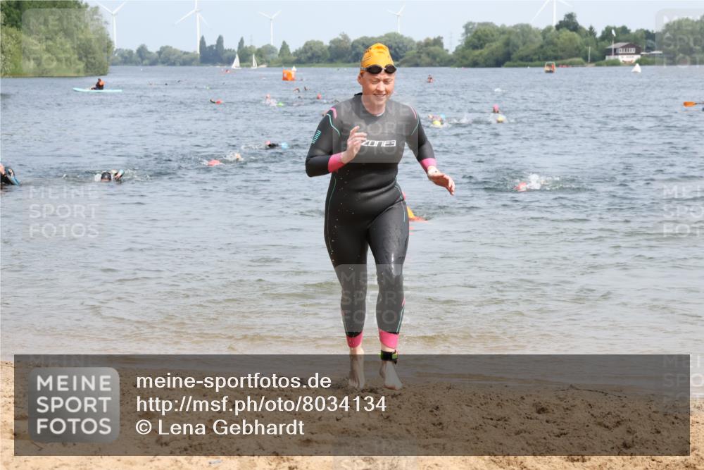 15.06.2025 - 27. Vierlanden-Triathlon Lena Gebhardt http://msf.ph/oto/8034134 15.06.2025 11:19:06 Schwimmen 876, 942 meine-sportfotos.de