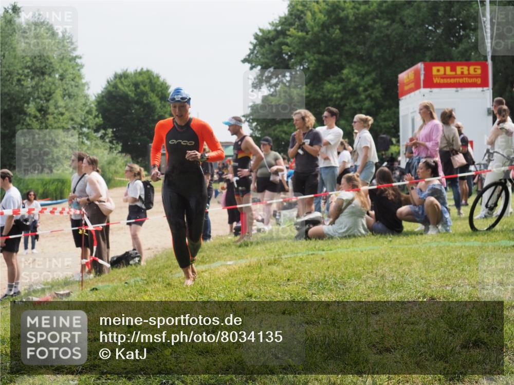 15.06.2025 - 27. Vierlanden-Triathlon KatJ http://msf.ph/oto/8034135 15.06.2025 11:17:26 Schwimmen 911, 944 meine-sportfotos.de