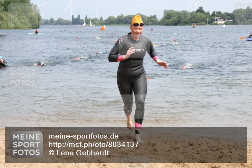 15.06.2025 - 27. Vierlanden-Triathlon Lena Gebhardt http://msf.ph/oto/8034137 15.06.2025 11:19:06 Schwimmen 876, 942 meine-sportfotos.de