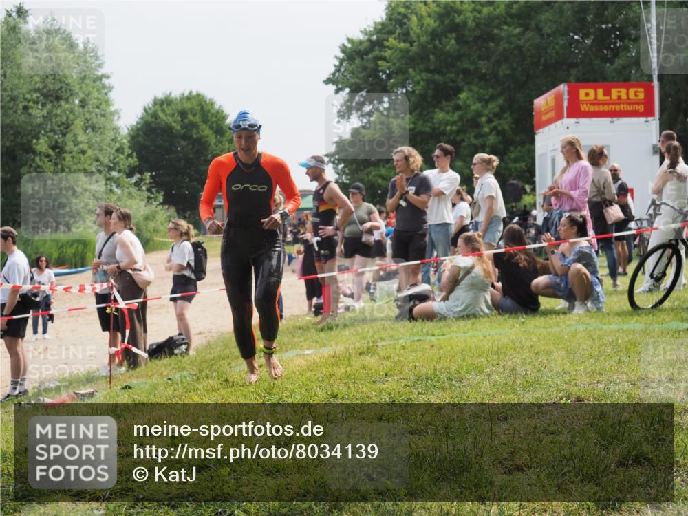 15.06.2025 - 27. Vierlanden-Triathlon KatJ http://msf.ph/oto/8034139 15.06.2025 11:17:26 Schwimmen 911, 944 meine-sportfotos.de
