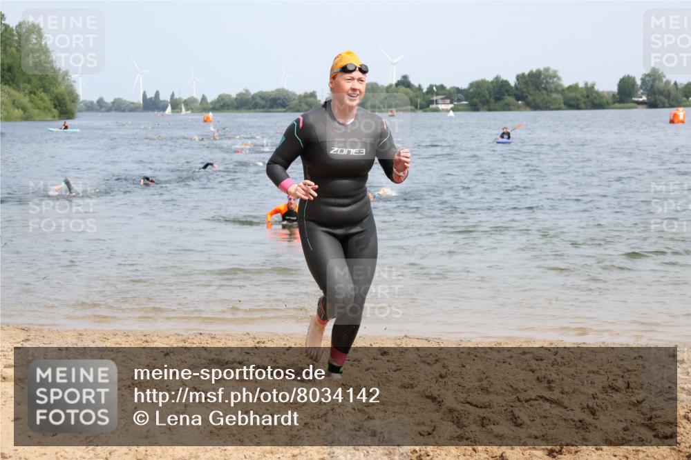 15.06.2025 - 27. Vierlanden-Triathlon Lena Gebhardt http://msf.ph/oto/8034142 15.06.2025 11:19:06 Schwimmen 876, 942 meine-sportfotos.de