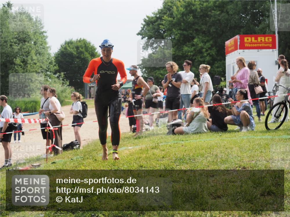 15.06.2025 - 27. Vierlanden-Triathlon KatJ http://msf.ph/oto/8034143 15.06.2025 11:17:26 Schwimmen 911, 944 meine-sportfotos.de