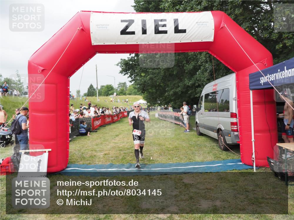 21.06.2025 - 27. Vierlanden-Triathlon MichiJ http://msf.ph/oto/8034145 15.06.2026 12:57:19 Ziel 64 meine-sportfotos.de