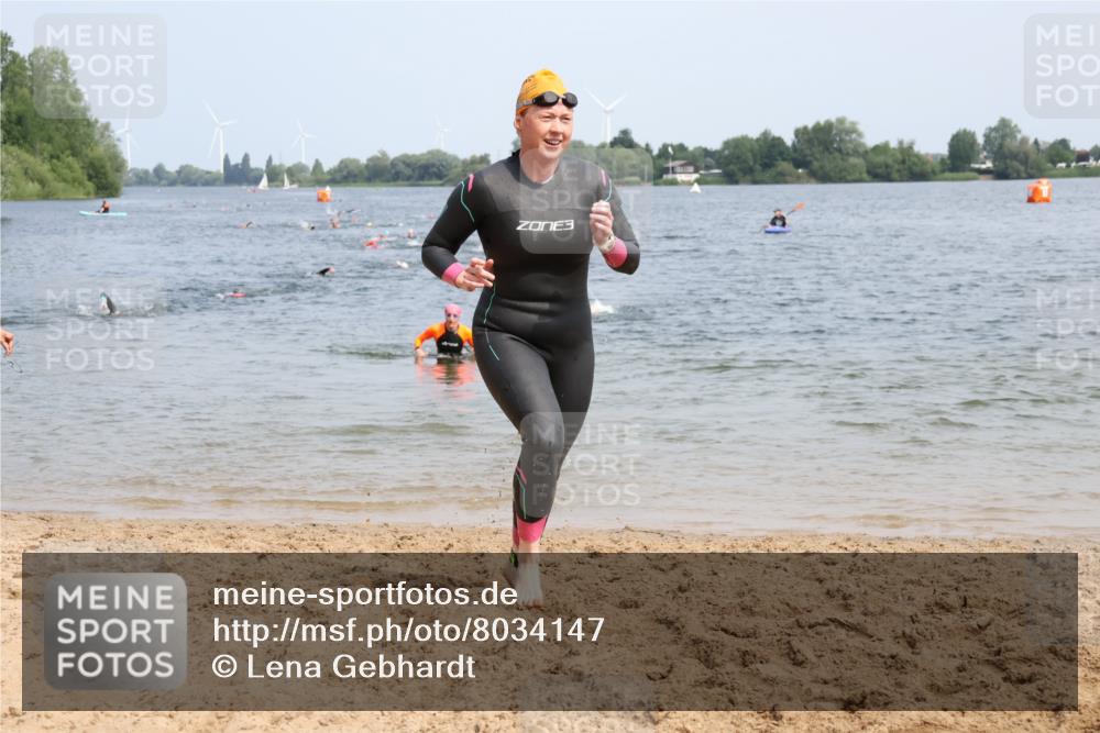 15.06.2025 - 27. Vierlanden-Triathlon Lena Gebhardt http://msf.ph/oto/8034147 15.06.2025 11:19:06 Schwimmen 876, 942 meine-sportfotos.de