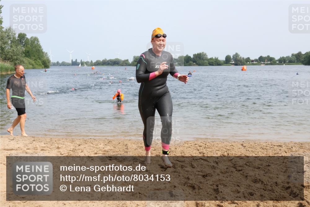 15.06.2025 - 27. Vierlanden-Triathlon Lena Gebhardt http://msf.ph/oto/8034153 15.06.2025 11:19:07 Schwimmen 876, 942 meine-sportfotos.de
