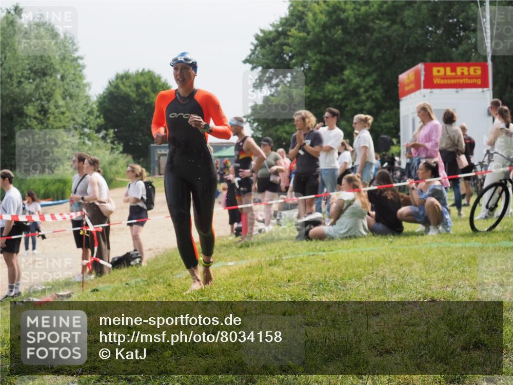 15.06.2025 - 27. Vierlanden-Triathlon KatJ http://msf.ph/oto/8034158 15.06.2025 11:17:26 Schwimmen 911, 944 meine-sportfotos.de