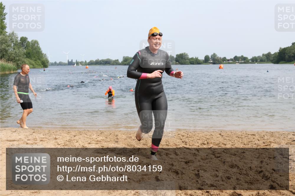 15.06.2025 - 27. Vierlanden-Triathlon Lena Gebhardt http://msf.ph/oto/8034159 15.06.2025 11:19:07 Schwimmen 876, 942 meine-sportfotos.de