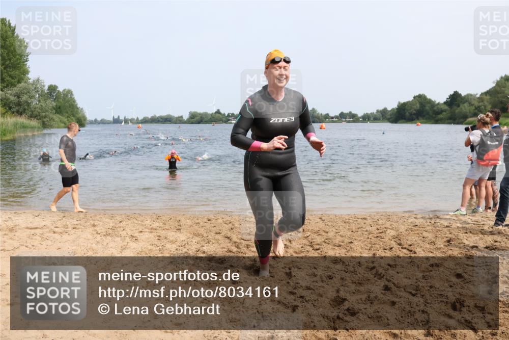15.06.2025 - 27. Vierlanden-Triathlon Lena Gebhardt http://msf.ph/oto/8034161 15.06.2025 11:19:07 Schwimmen 876, 942 meine-sportfotos.de