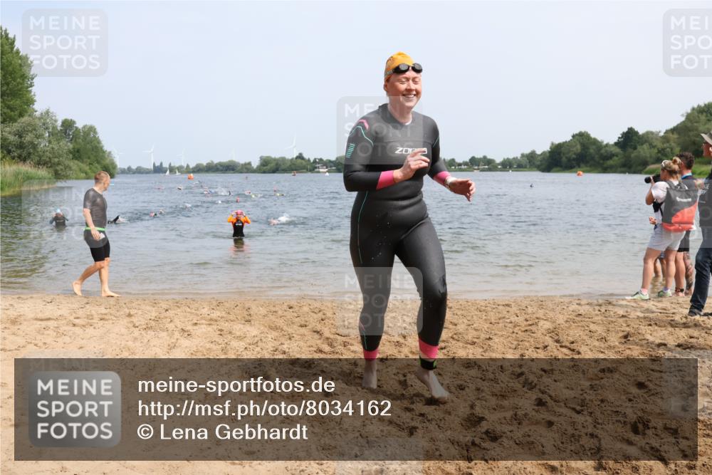 15.06.2025 - 27. Vierlanden-Triathlon Lena Gebhardt http://msf.ph/oto/8034162 15.06.2025 11:19:07 Schwimmen 876, 942 meine-sportfotos.de