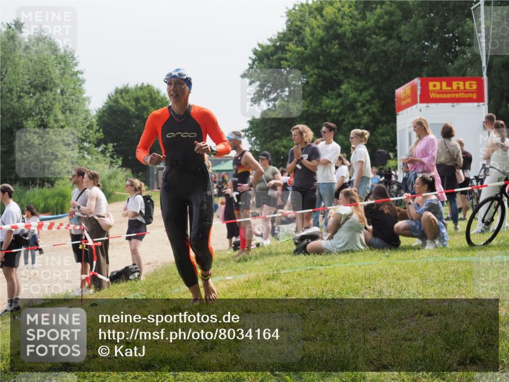 15.06.2025 - 27. Vierlanden-Triathlon KatJ http://msf.ph/oto/8034164 15.06.2025 11:17:27 Schwimmen 911 meine-sportfotos.de