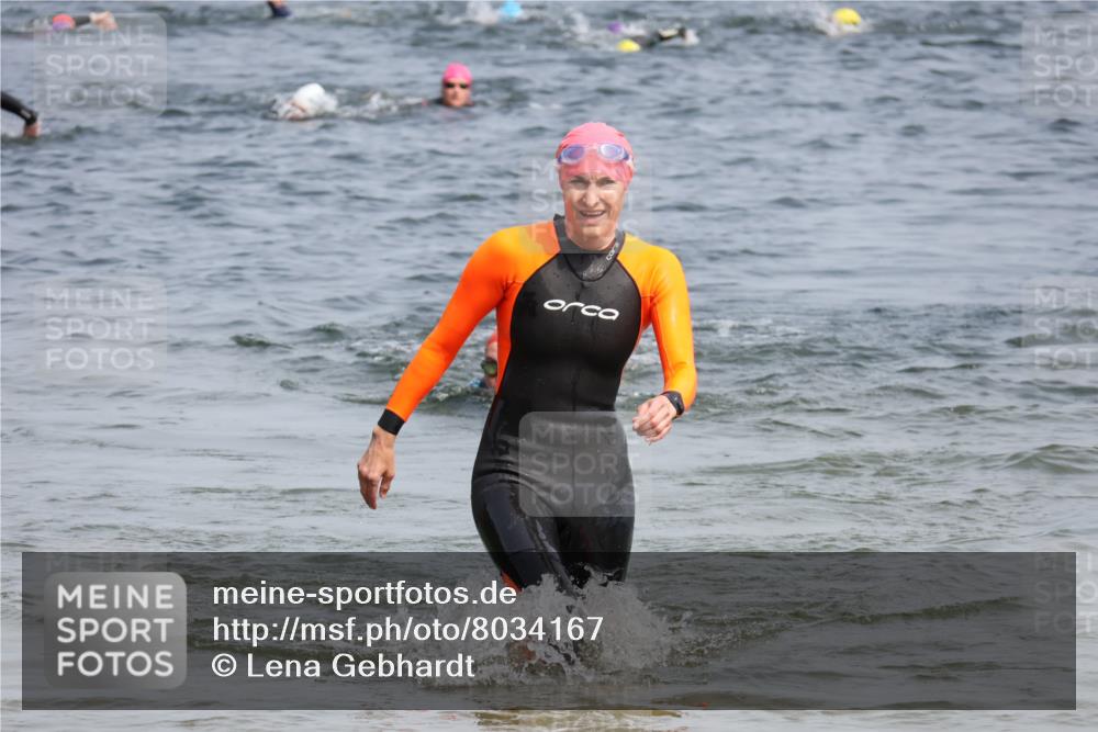15.06.2025 - 27. Vierlanden-Triathlon Lena Gebhardt http://msf.ph/oto/8034167 15.06.2025 11:19:12 Schwimmen 876, 901 meine-sportfotos.de