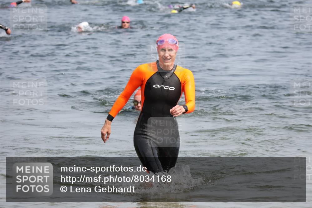15.06.2025 - 27. Vierlanden-Triathlon Lena Gebhardt http://msf.ph/oto/8034168 15.06.2025 11:19:12 Schwimmen 876, 901 meine-sportfotos.de