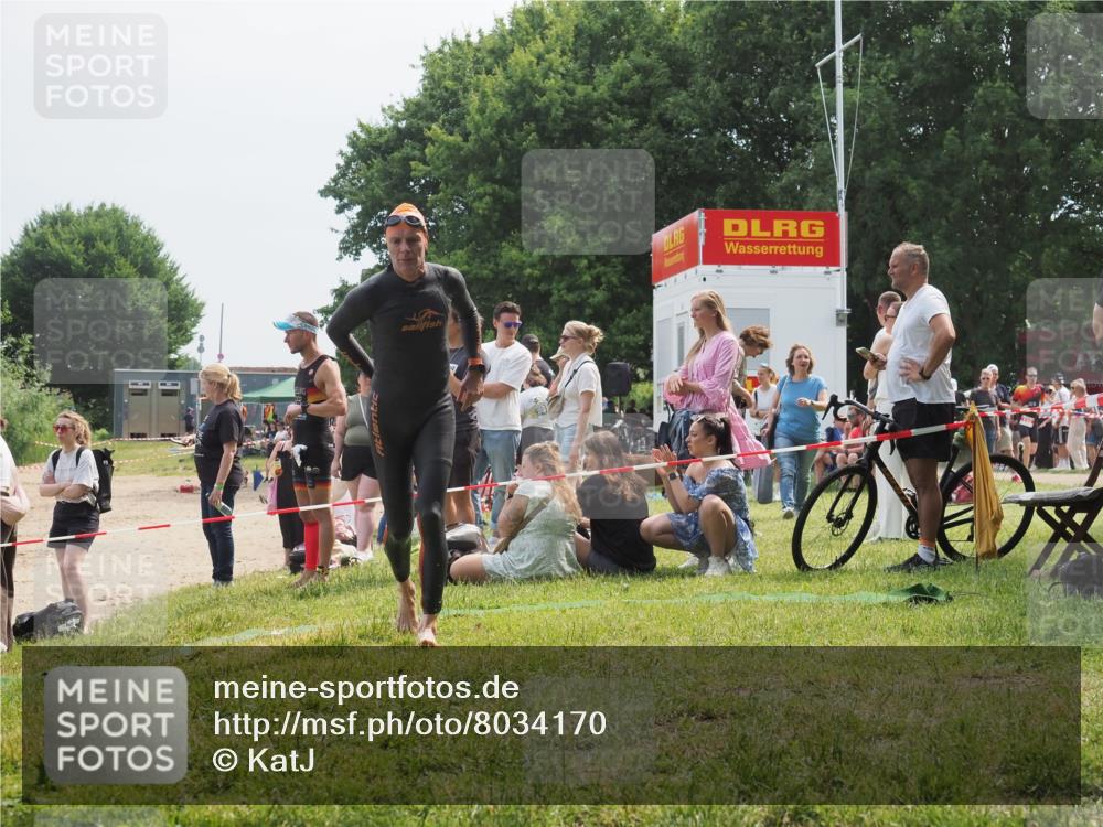 15.06.2025 - 27. Vierlanden-Triathlon KatJ http://msf.ph/oto/8034170 15.06.2025 11:17:39 Schwimmen 849, 973 meine-sportfotos.de