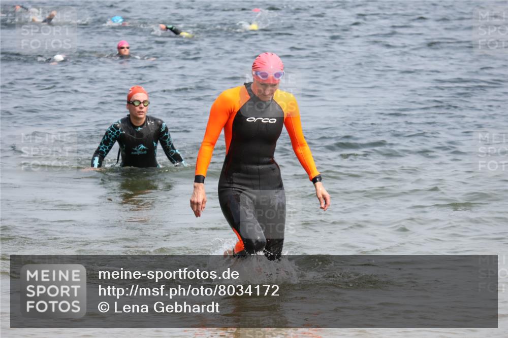 15.06.2025 - 27. Vierlanden-Triathlon Lena Gebhardt http://msf.ph/oto/8034172 15.06.2025 11:19:13 Schwimmen 876, 901 meine-sportfotos.de