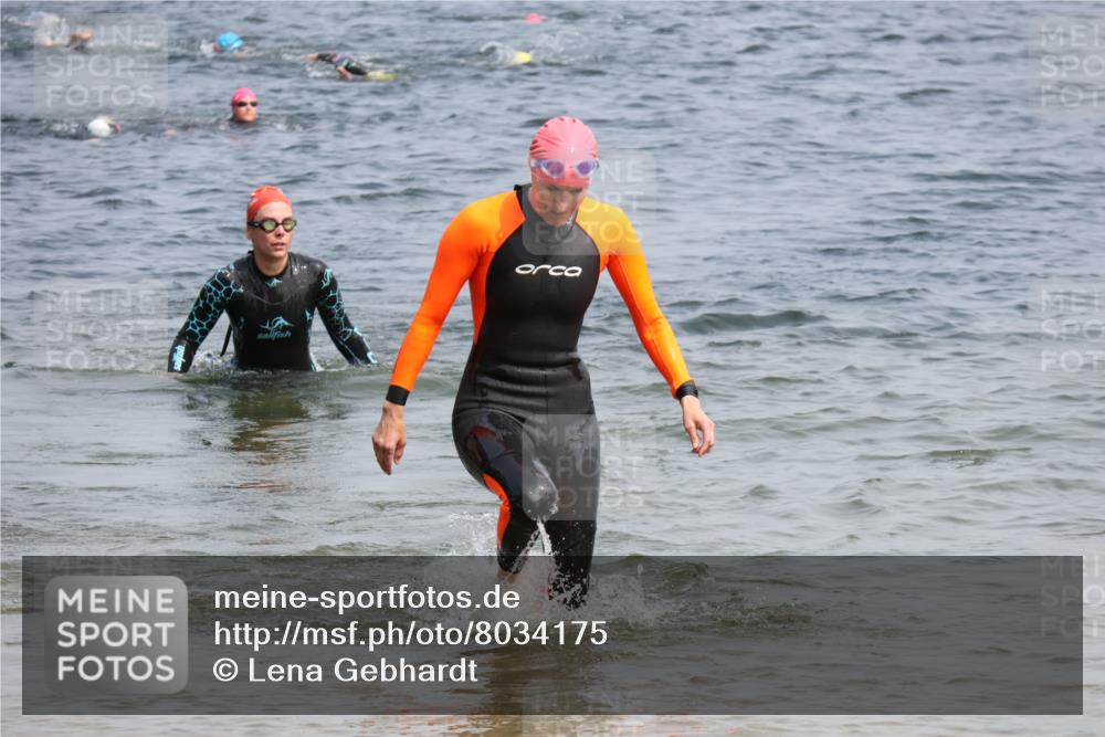 15.06.2025 - 27. Vierlanden-Triathlon Lena Gebhardt http://msf.ph/oto/8034175 15.06.2025 11:19:13 Schwimmen 876, 901 meine-sportfotos.de