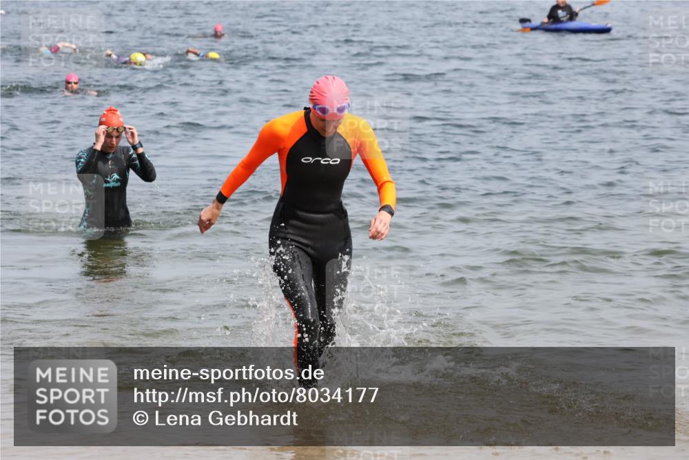 15.06.2025 - 27. Vierlanden-Triathlon Lena Gebhardt http://msf.ph/oto/8034177 15.06.2025 11:19:14 Schwimmen 876, 901 meine-sportfotos.de