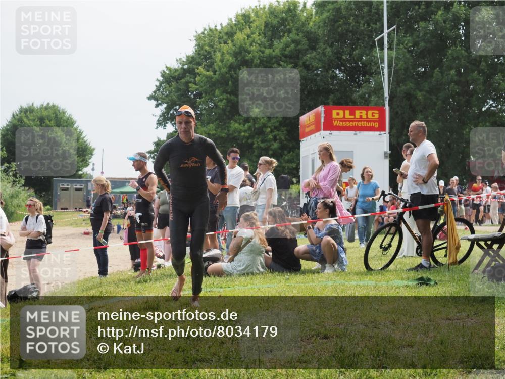 15.06.2025 - 27. Vierlanden-Triathlon KatJ http://msf.ph/oto/8034179 15.06.2025 11:17:39 Schwimmen 849, 973 meine-sportfotos.de