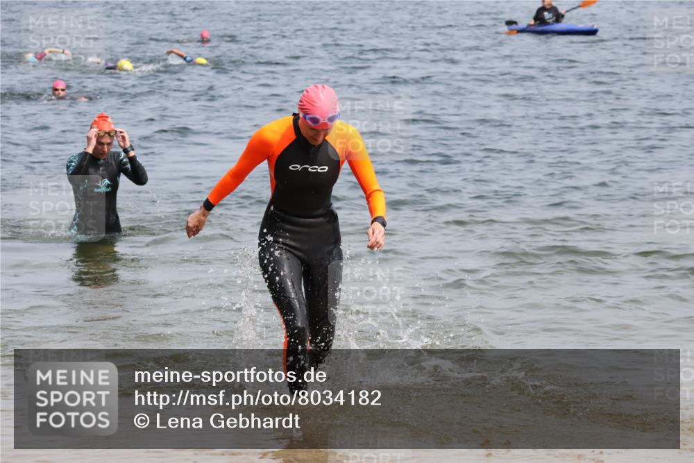 15.06.2025 - 27. Vierlanden-Triathlon Lena Gebhardt http://msf.ph/oto/8034182 15.06.2025 11:19:14 Schwimmen 876, 901 meine-sportfotos.de