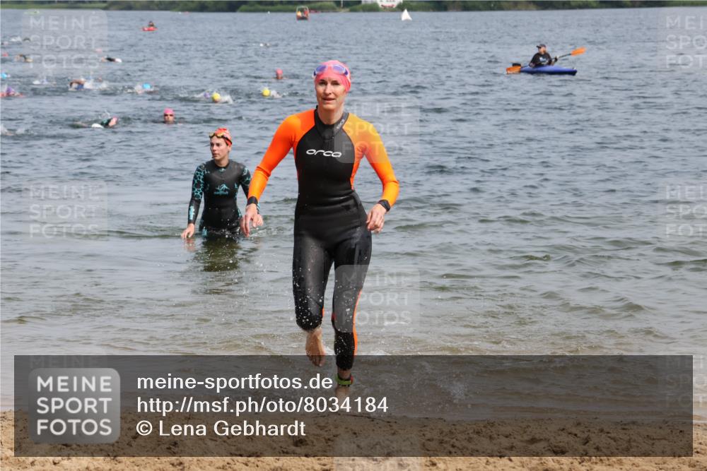 15.06.2025 - 27. Vierlanden-Triathlon Lena Gebhardt http://msf.ph/oto/8034184 15.06.2025 11:19:16 Schwimmen 876, 878, 901, 923 meine-sportfotos.de