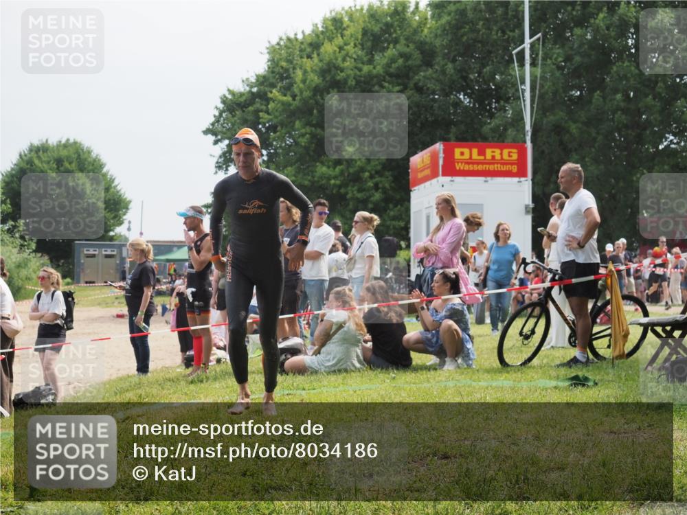 15.06.2025 - 27. Vierlanden-Triathlon KatJ http://msf.ph/oto/8034186 15.06.2025 11:17:39 Schwimmen 849, 973 meine-sportfotos.de