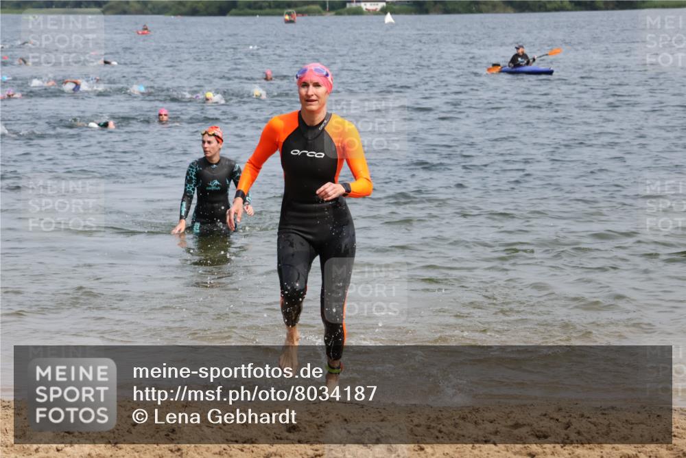 15.06.2025 - 27. Vierlanden-Triathlon Lena Gebhardt http://msf.ph/oto/8034187 15.06.2025 11:19:16 Schwimmen 876, 878, 901, 923 meine-sportfotos.de