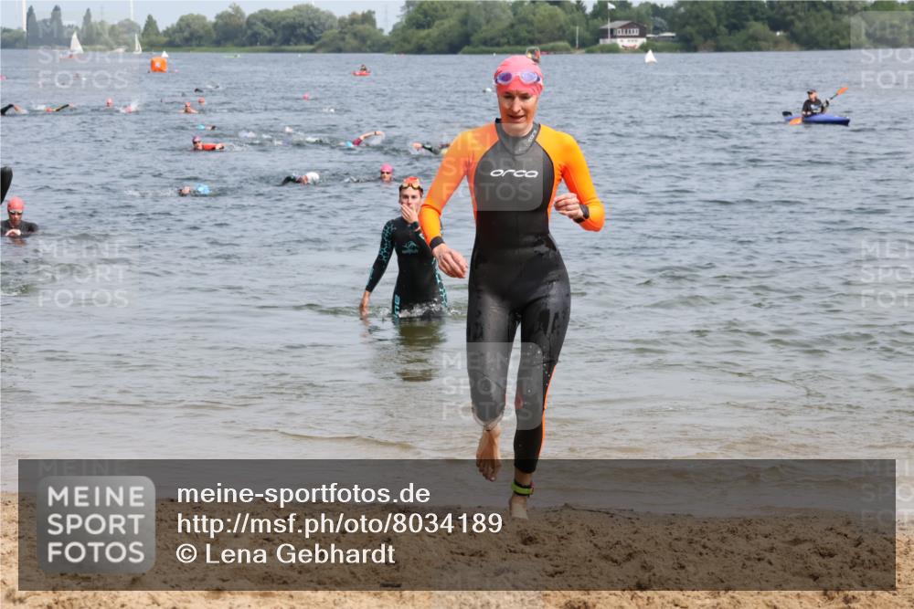 15.06.2025 - 27. Vierlanden-Triathlon Lena Gebhardt http://msf.ph/oto/8034189 15.06.2025 11:19:17 Schwimmen 876, 878, 901, 923 meine-sportfotos.de