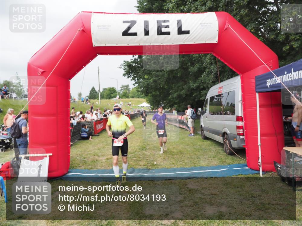 21.06.2025 - 27. Vierlanden-Triathlon MichiJ http://msf.ph/oto/8034193 15.06.2026 12:57:25 Ziel 5, 51, 64, 99 meine-sportfotos.de