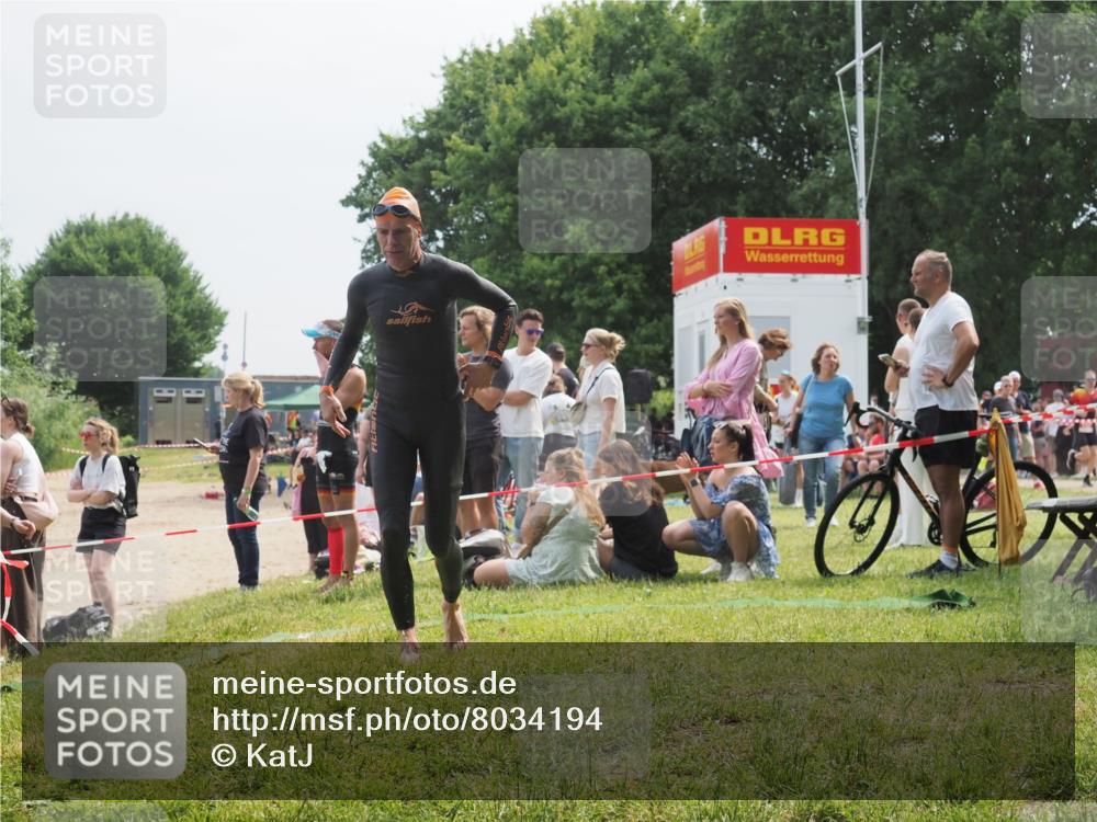 15.06.2025 - 27. Vierlanden-Triathlon KatJ http://msf.ph/oto/8034194 15.06.2025 11:17:39 Schwimmen 849, 973 meine-sportfotos.de